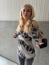 Load image into Gallery viewer, Vintage Y2K Topshop Geometric Cut out shoulder Top
