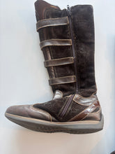 Load image into Gallery viewer, Vintage Y2K Alviero Martini Brown Velcro Flat Boots
