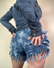 Load image into Gallery viewer, Vintage Y2K Denim Frayed Shorts
