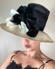 Load image into Gallery viewer, Vintage 90s Black and White Straw Flower Hat
