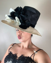Load image into Gallery viewer, Vintage 90s Black and White Straw Flower Hat
