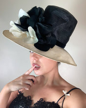 Load image into Gallery viewer, Vintage 90s Black and White Straw Flower Hat
